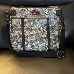 SAKROOTS SHOULDER/CROSSBODY BAG
NWOTS IN EXCELLENT CONDITION.